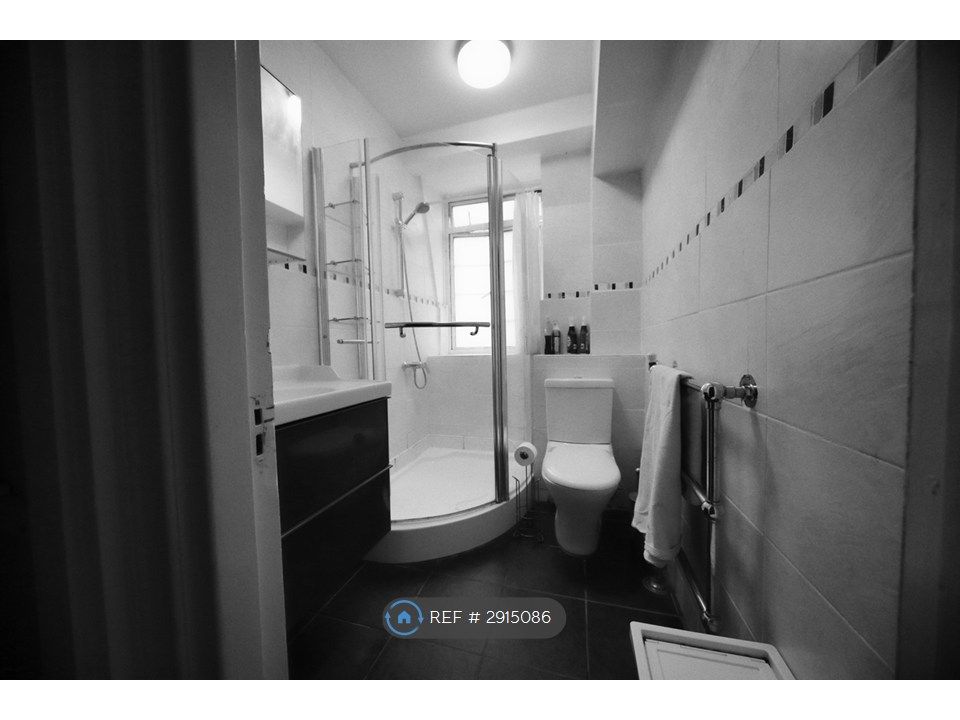 Property photo 3 of 8 Bathroom1