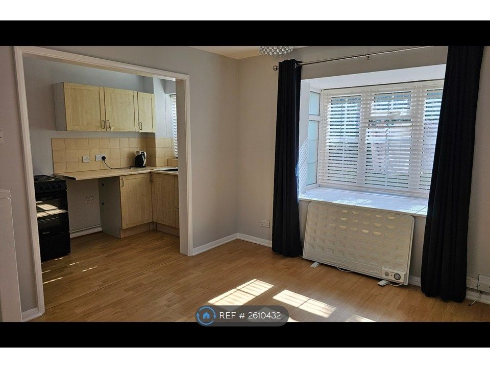Property photo 2 of 10 Lounge &amp; Kitchen