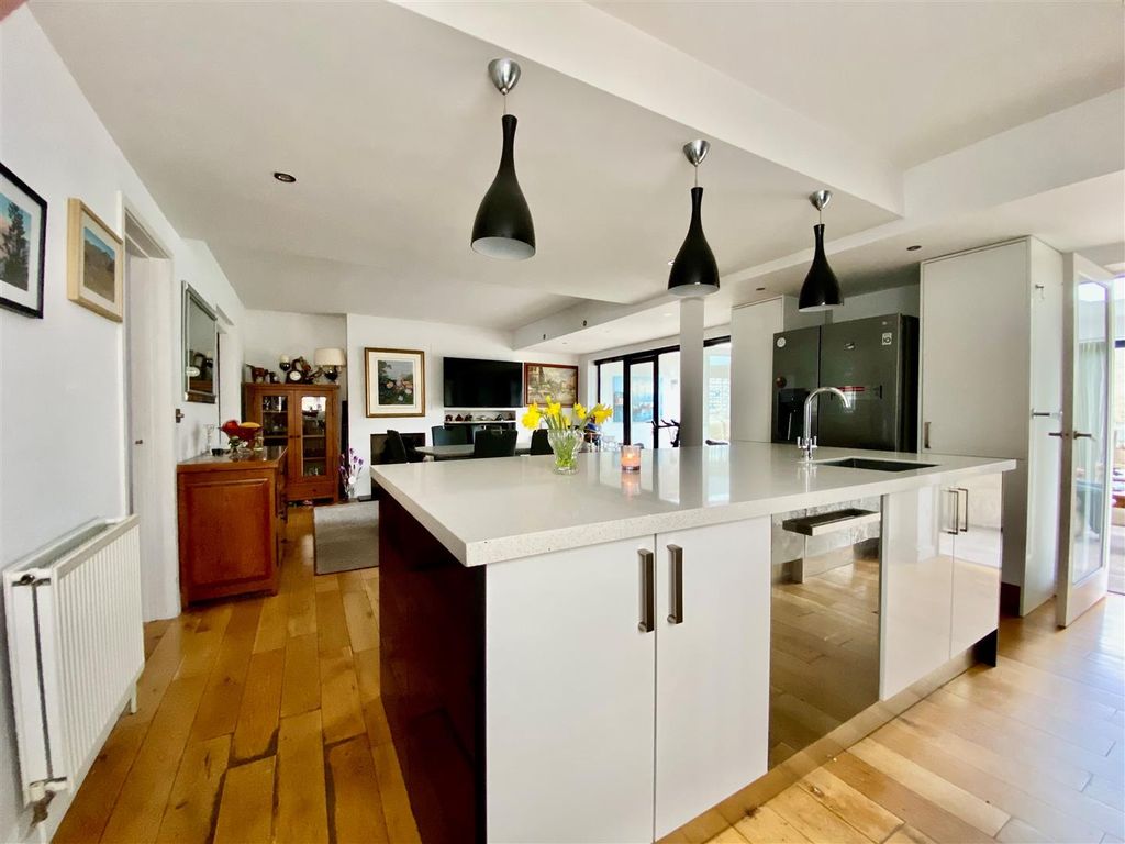 Property photo 3 of 19 Kitchen Island