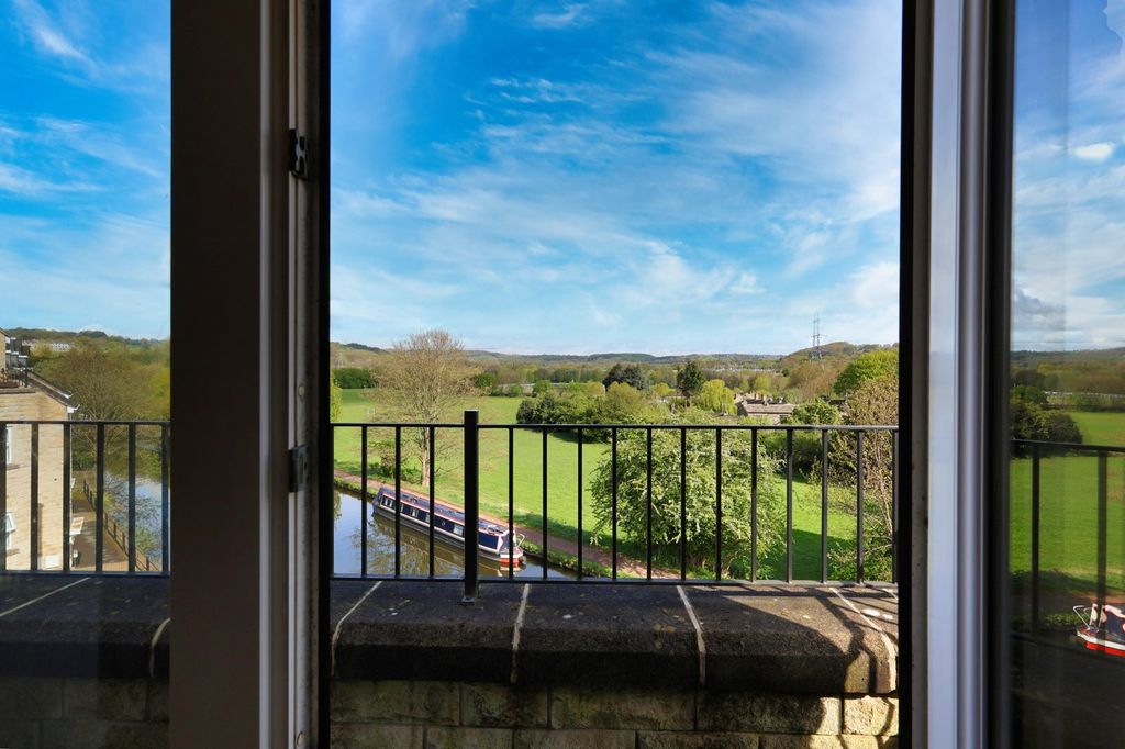 3 bed flat for saleWaters Walk, Bradford, West Yorkshire BD10 photo 4