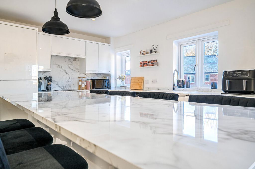 Property photo 1 of 16 1392895-11-695B91...