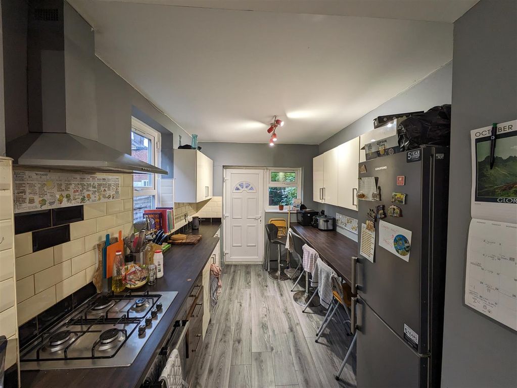 Property photo 3 of 14 Kitchen