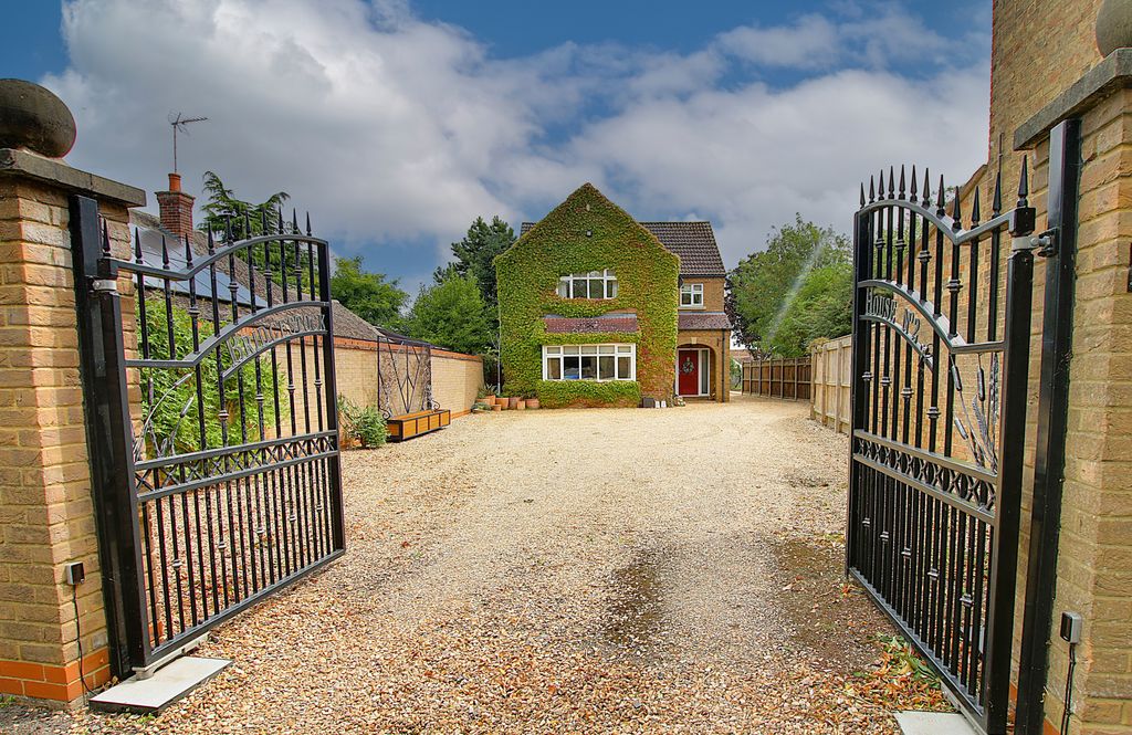 Property photo 1 of 31