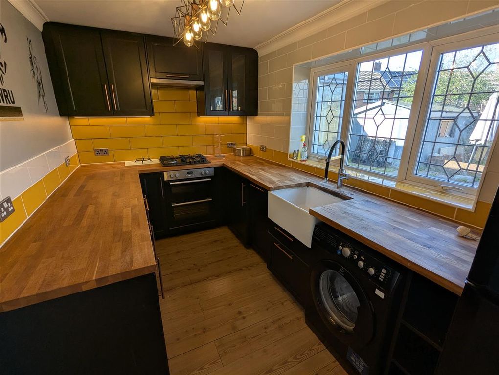 Property photo 2 of 11 Kitchen