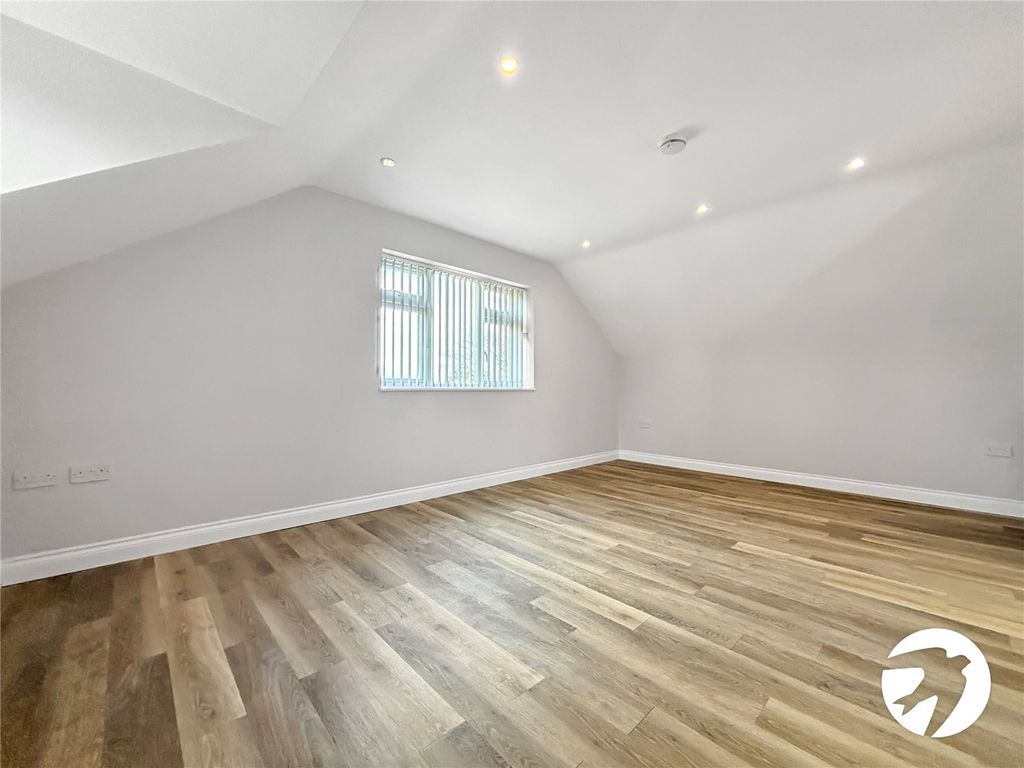 Property photo 3 of 8 Lounge