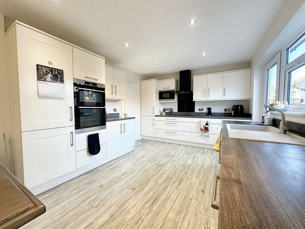 Property photo 2 of 17 Kitchen