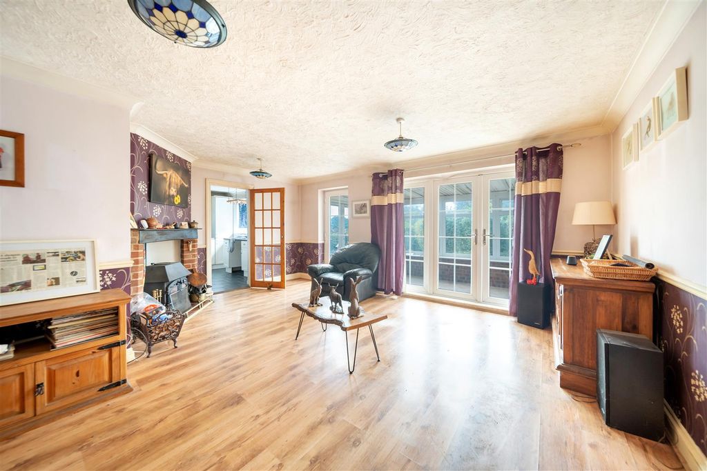 Property photo 3 of 12 Acorn Cl-12.Jpg