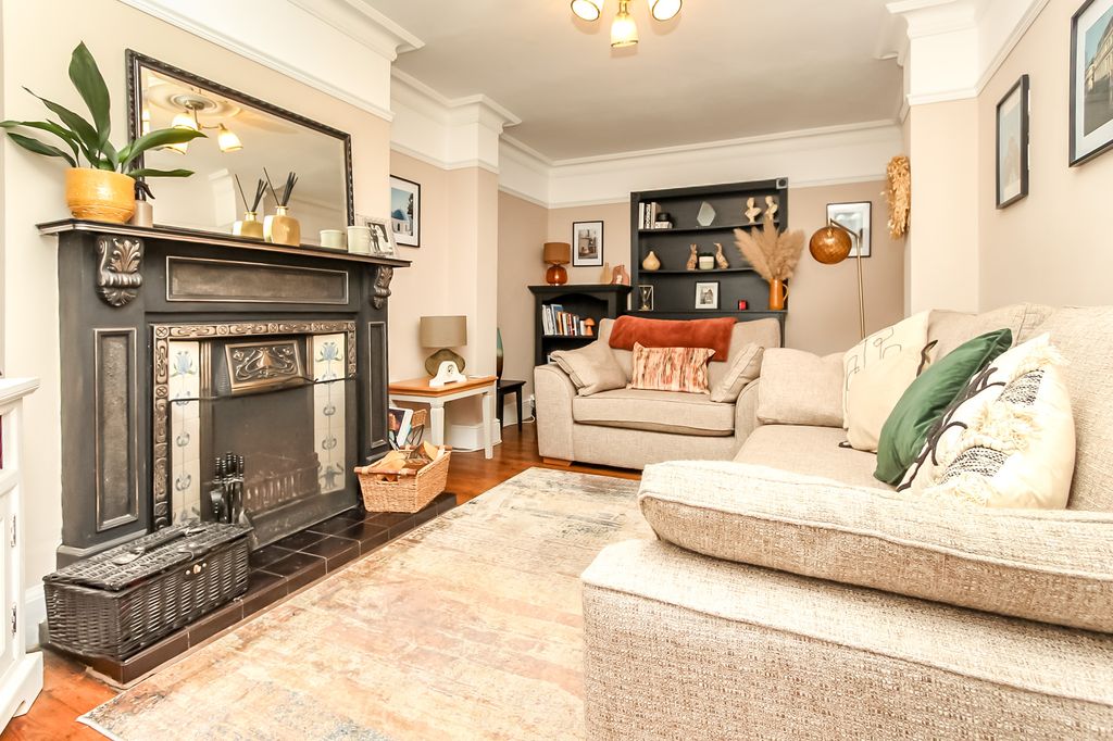 Property photo 2 of 17 Lounge