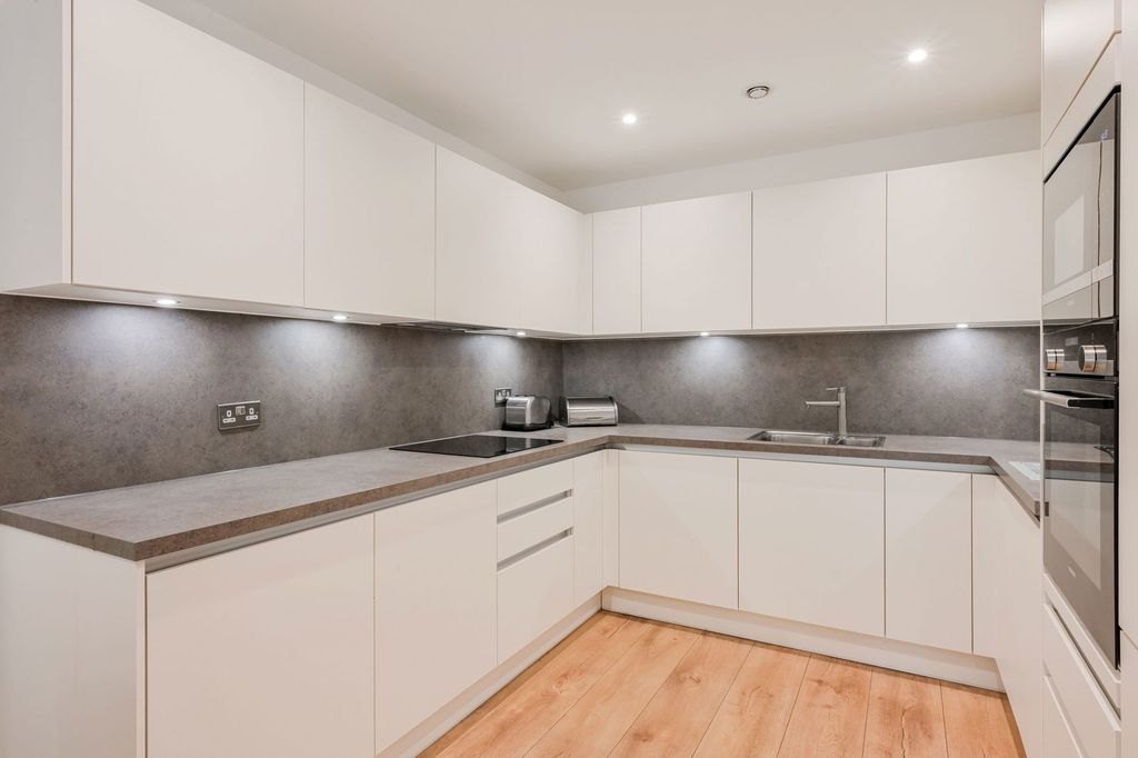 Additional image 5 of 2 bed flat for sale2 Eden Place, Oxted RH8
