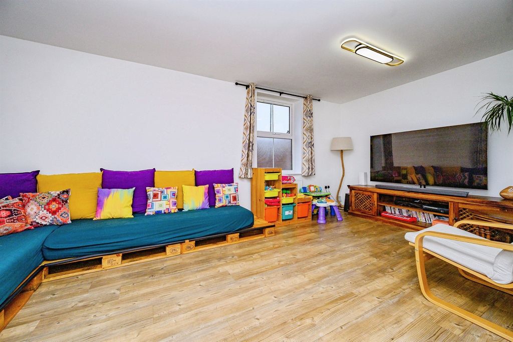 Property photo 2 of 20