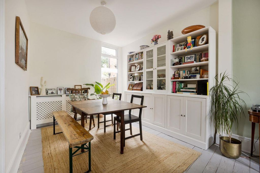 Property photo 3 of 29 Dersingham Avenue, E12