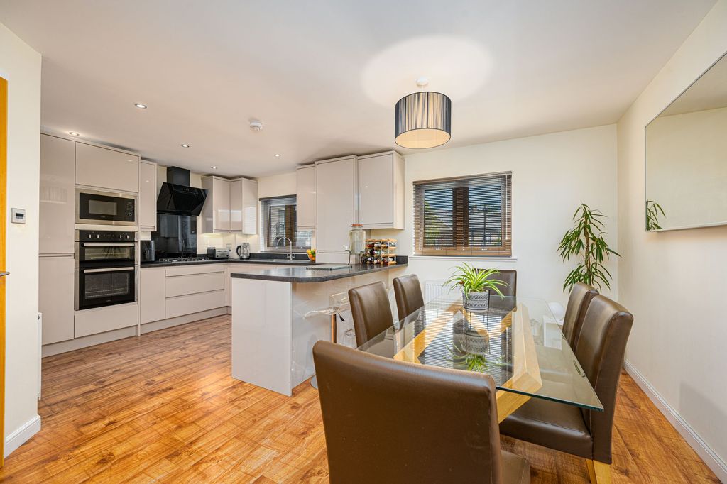 Property photo 3 of 21 Dining/Kitchen