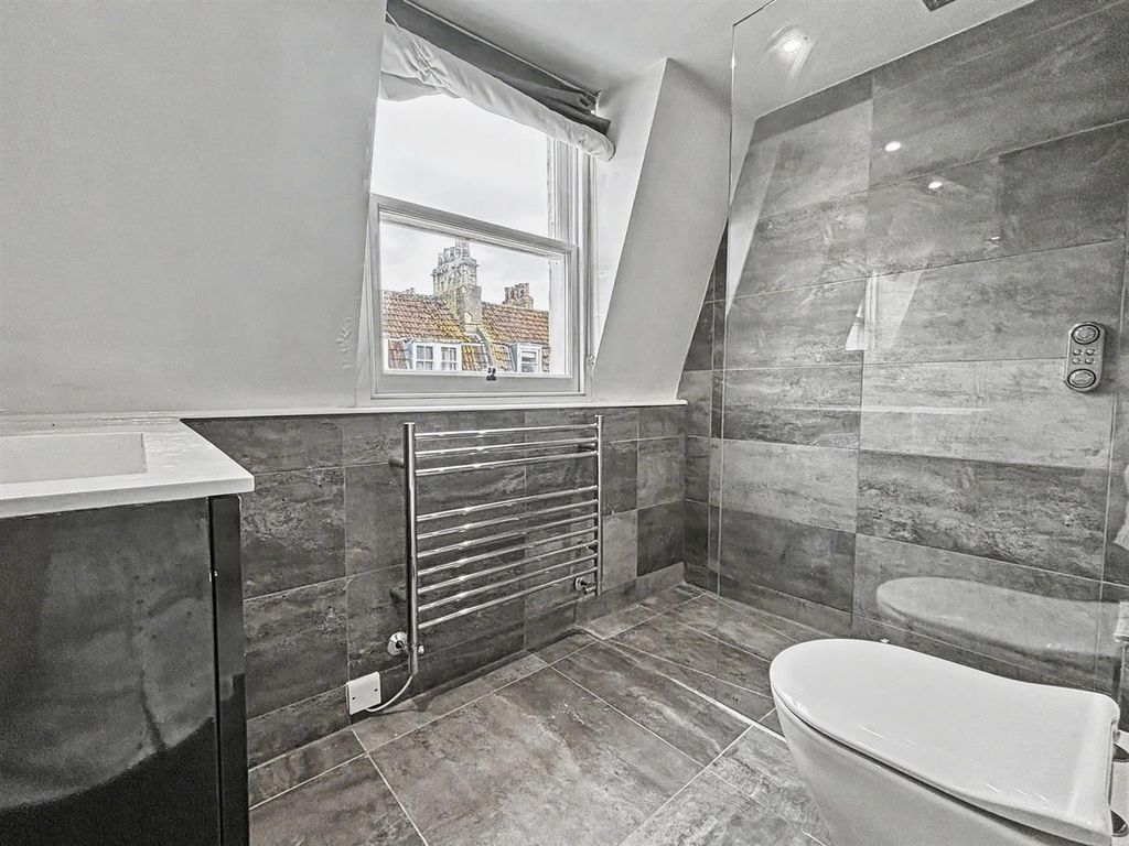 Property photo 1 of 12 Bathroom