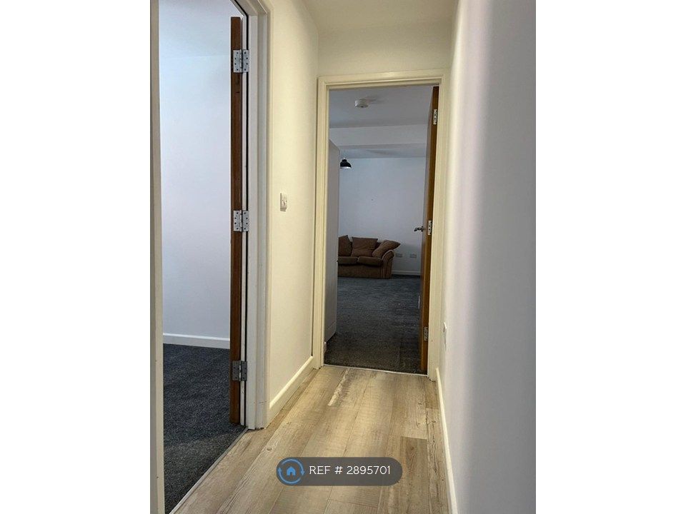 Property photo 2 of 11 Hallway