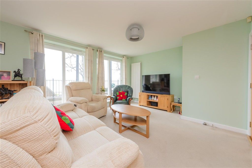 Property photo 3 of 15 Lounge