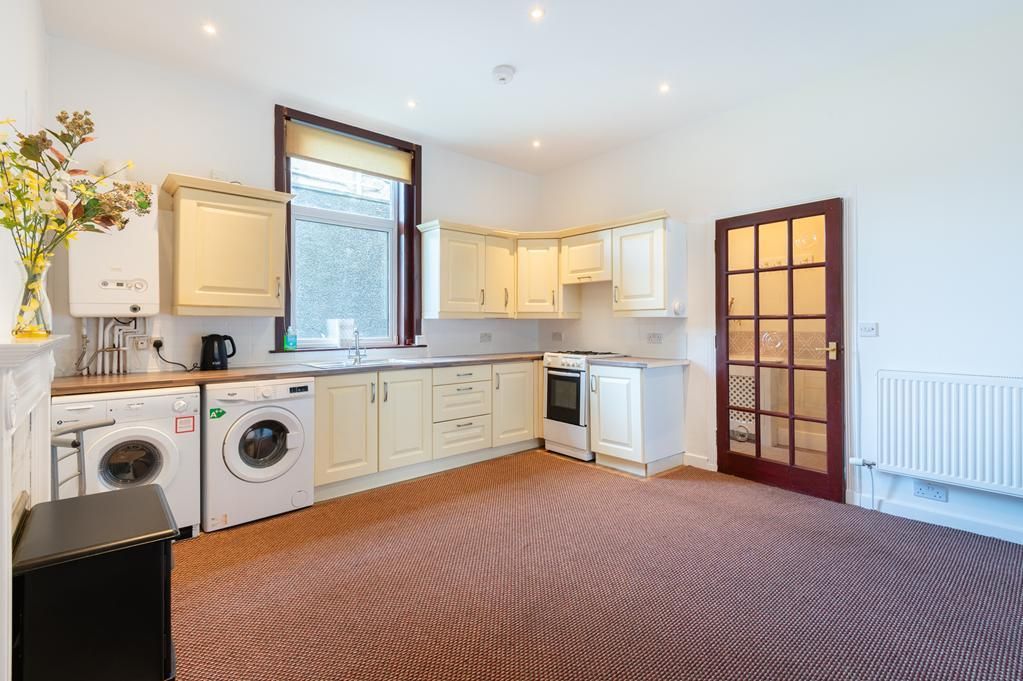 Property photo 3 of 10 Lev1498Pem Lounge Kitchen