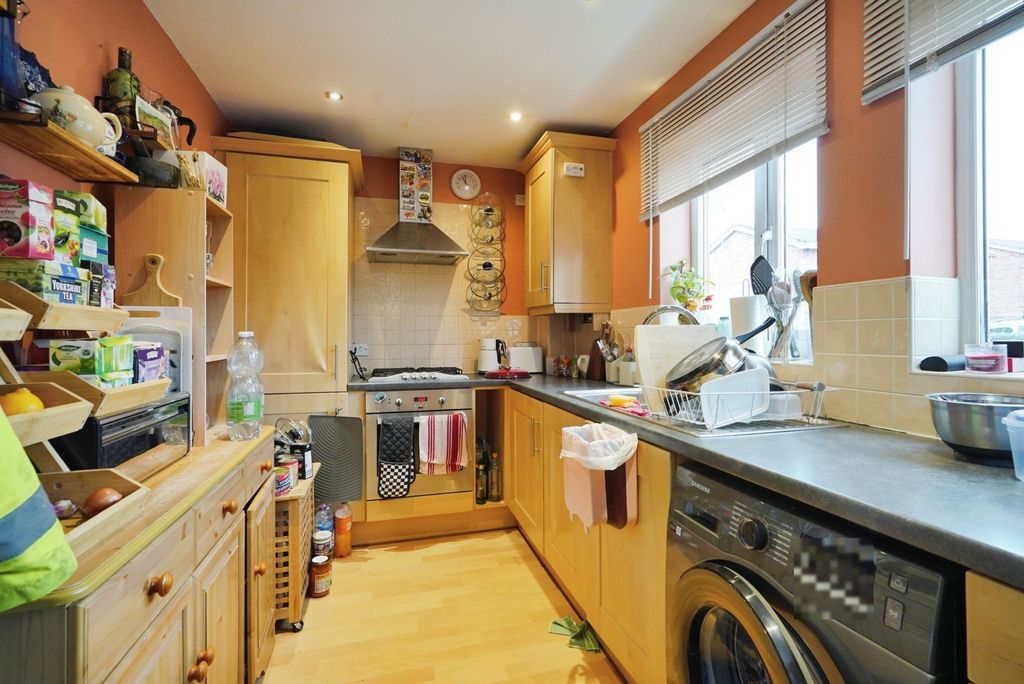 Property photo 3 of 18 Kitchen