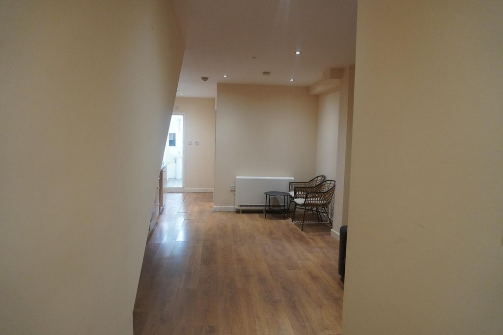 Property photo 2 of 14 Hallway