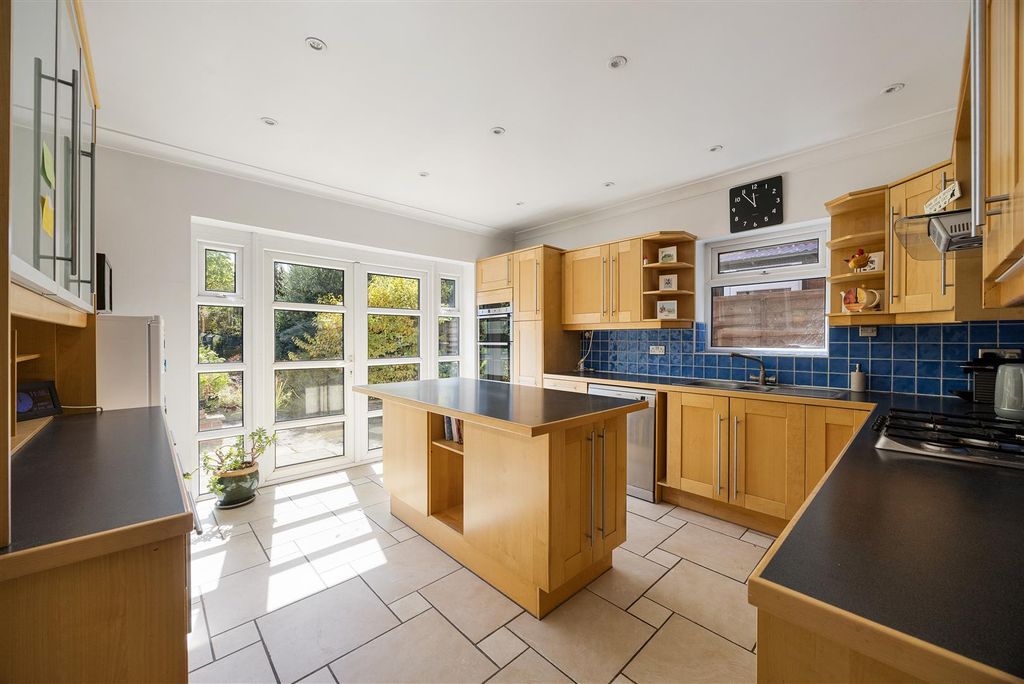 Property photo 3 of 47 Grove Park Road, E11