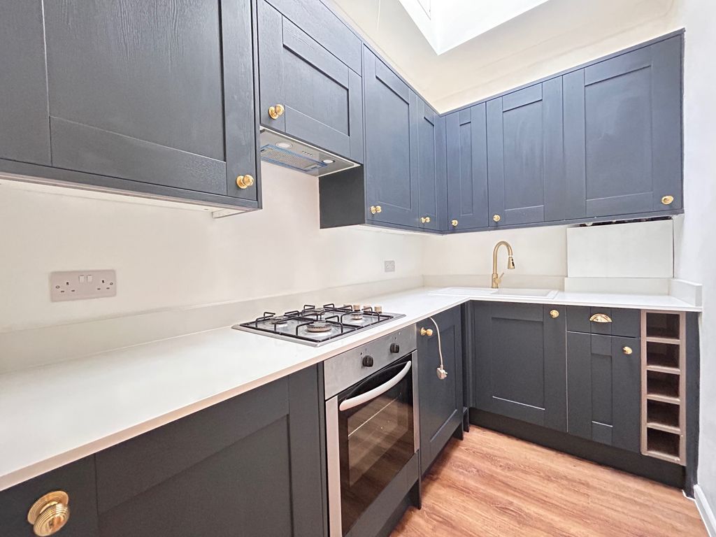 Property photo 3 of 10 Kitchen