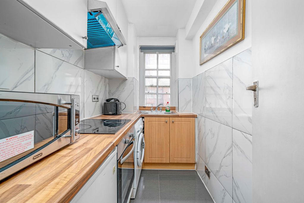 Property photo 3 of 11 Kitchen