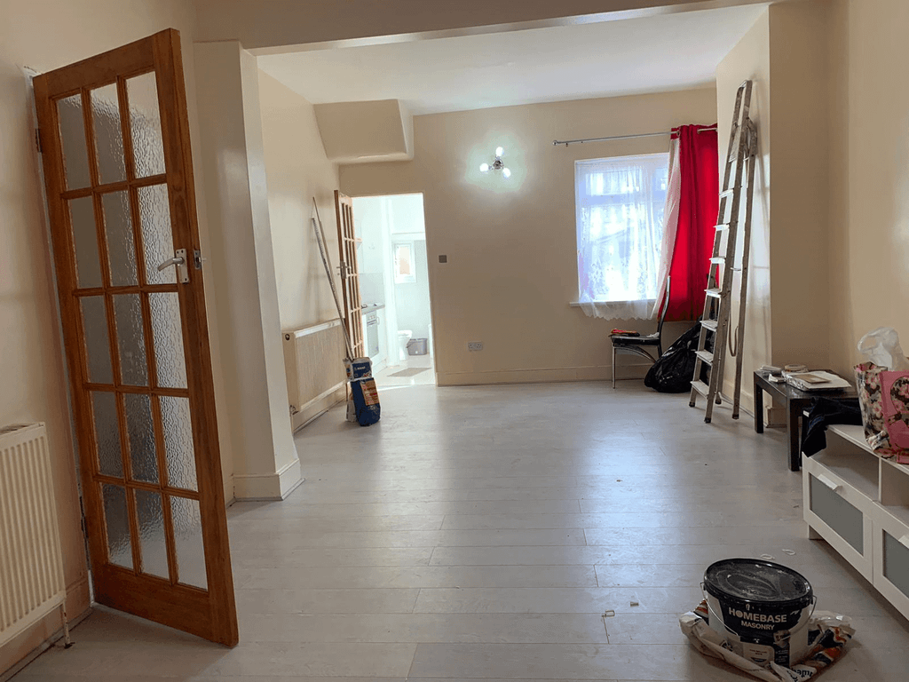 Property photo 1 of 9 Three Bedroom House Ideal For Working Families- Â£2400 Pcm