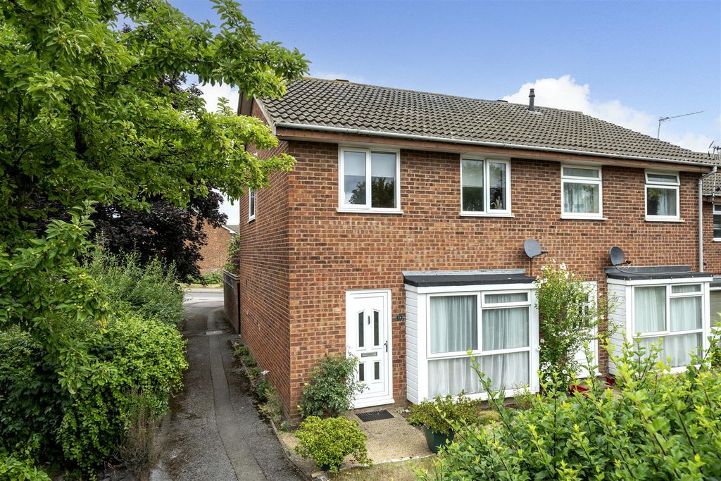 Property photo 1 of 19 34-Elizabeth-Court-1001.Jpg