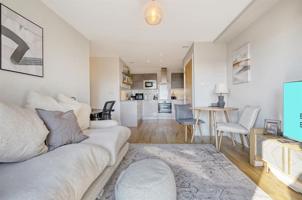 Property photo 2 of 15 Kitchen/Lounge