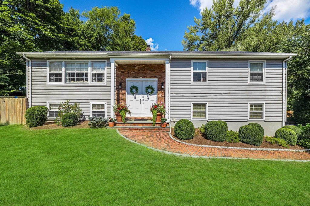 Property photo 1 of 27