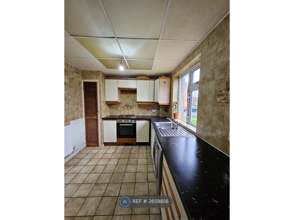 Property photo 3 of 10 Kitchen