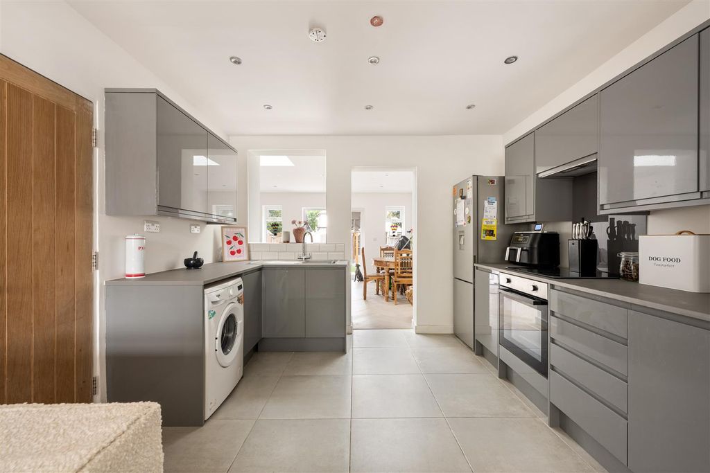 Property photo 3 of 30 Sutton Road, E17