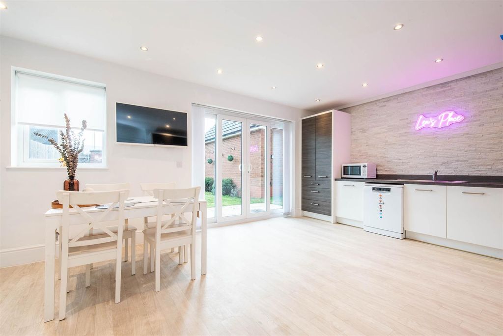 Property photo 2 of 27 Kitchen/Diner