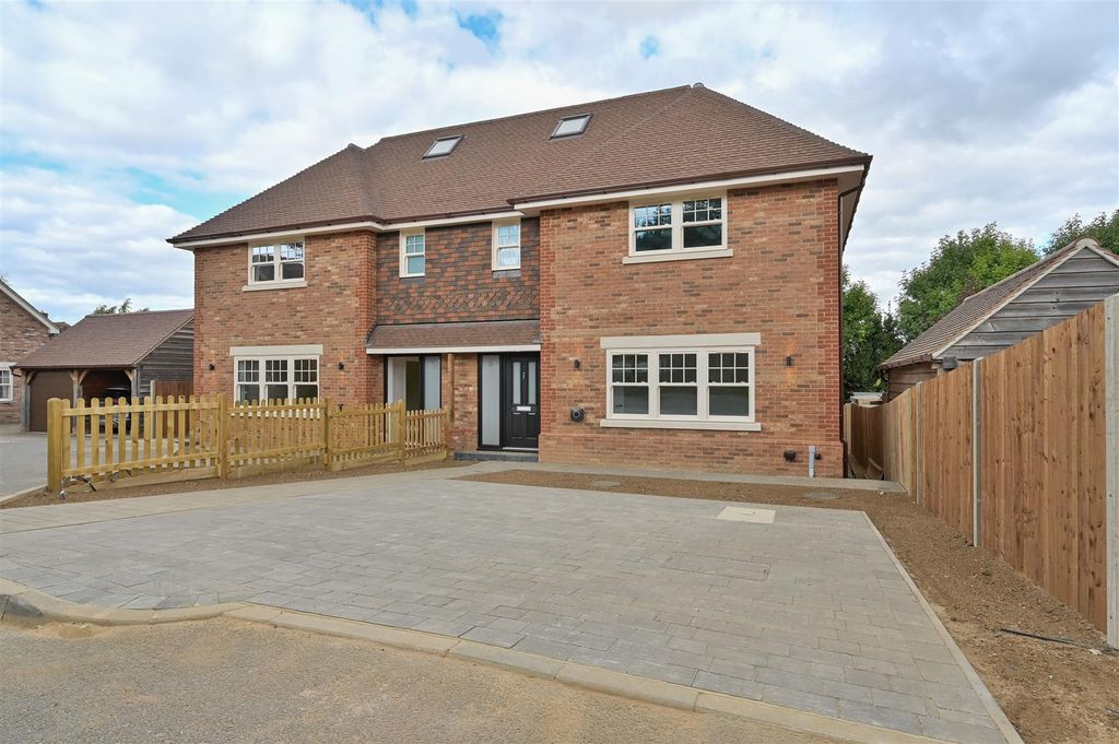 Property photo 1 of 12 8 Walnut Close-29.Jpg