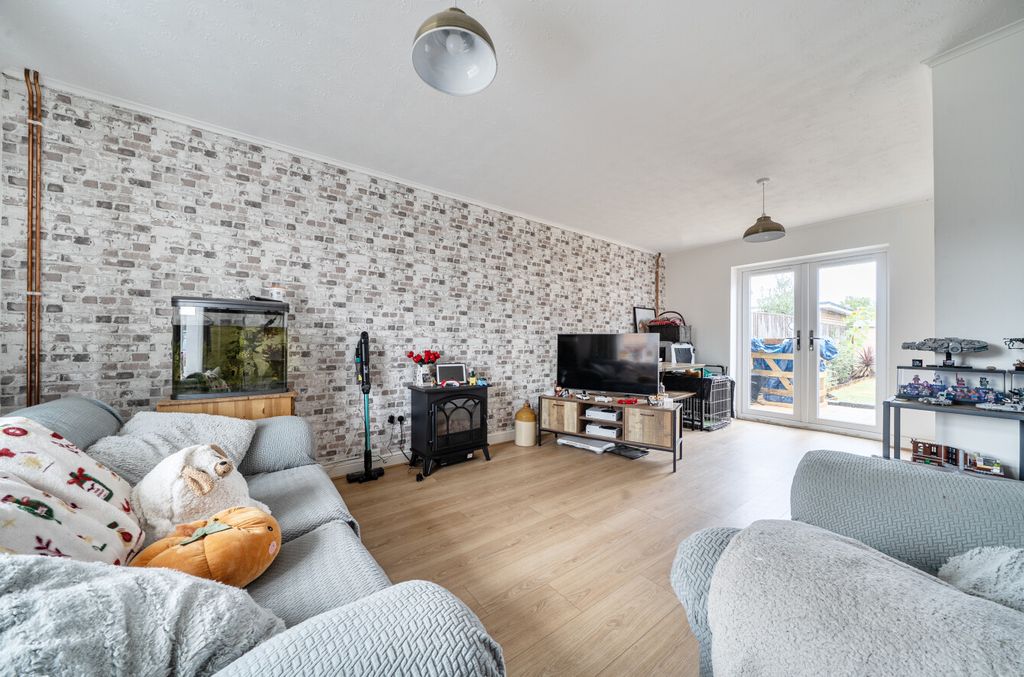 Property photo 2 of 14 15298057