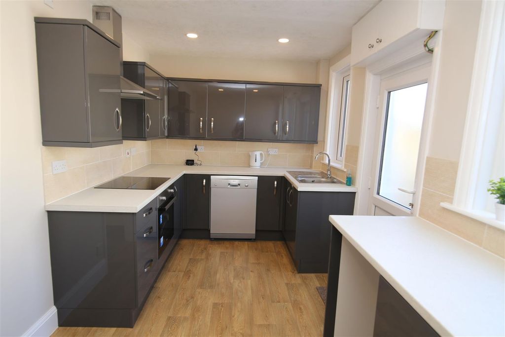 Property photo 3 of 10 Kitchen Diner (1).Jpg