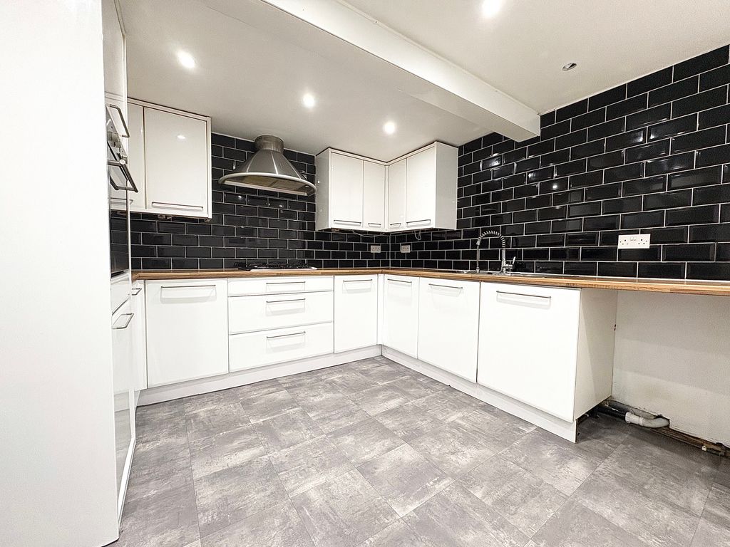 Property photo 3 of 12 Kitchen