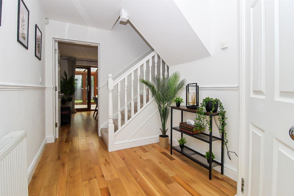 Property photo 2 of 14 Entrance Hall