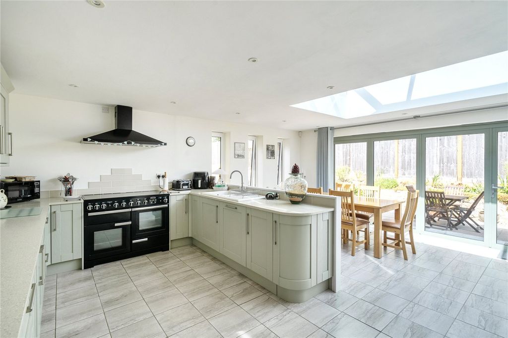 Property photo 2 of 25 Kitchen/Breakfast