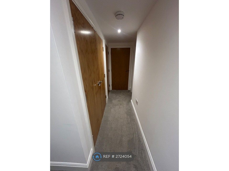 Property photo 2 of 11 Hallway