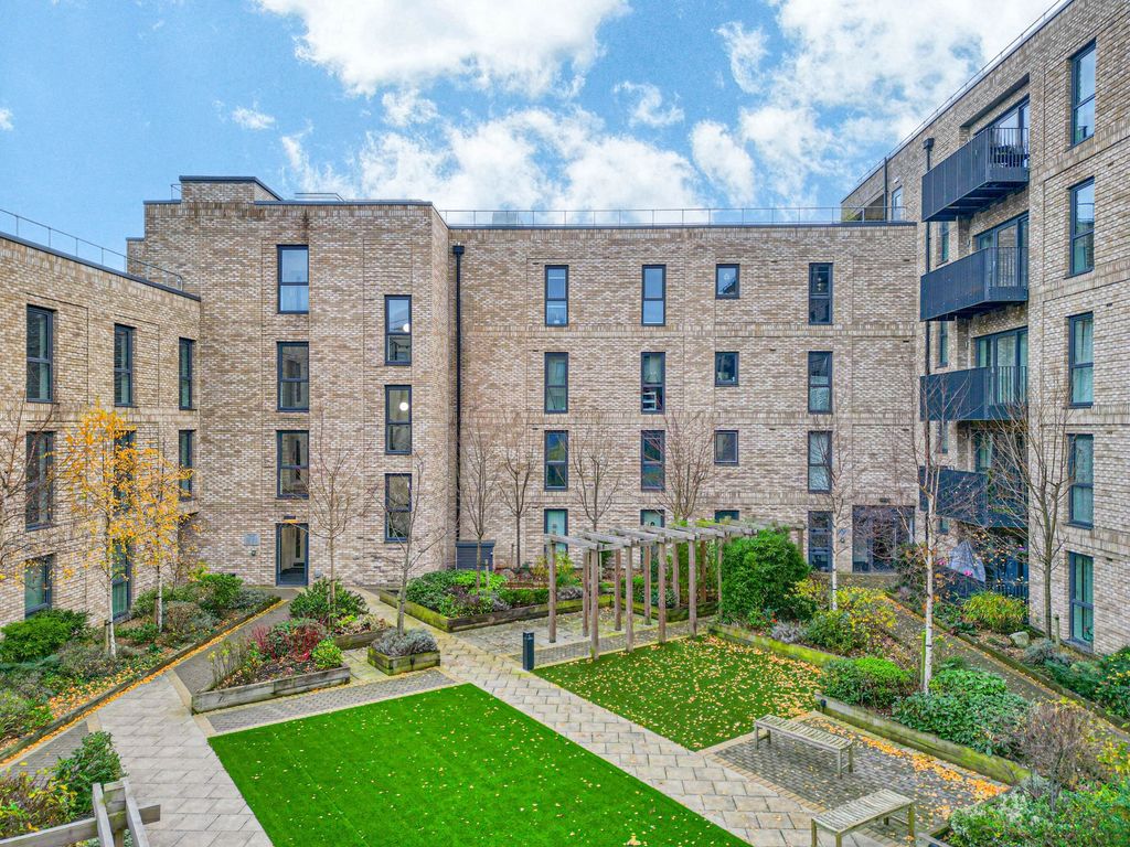 Property photo 1 of 21 Communal Gardens