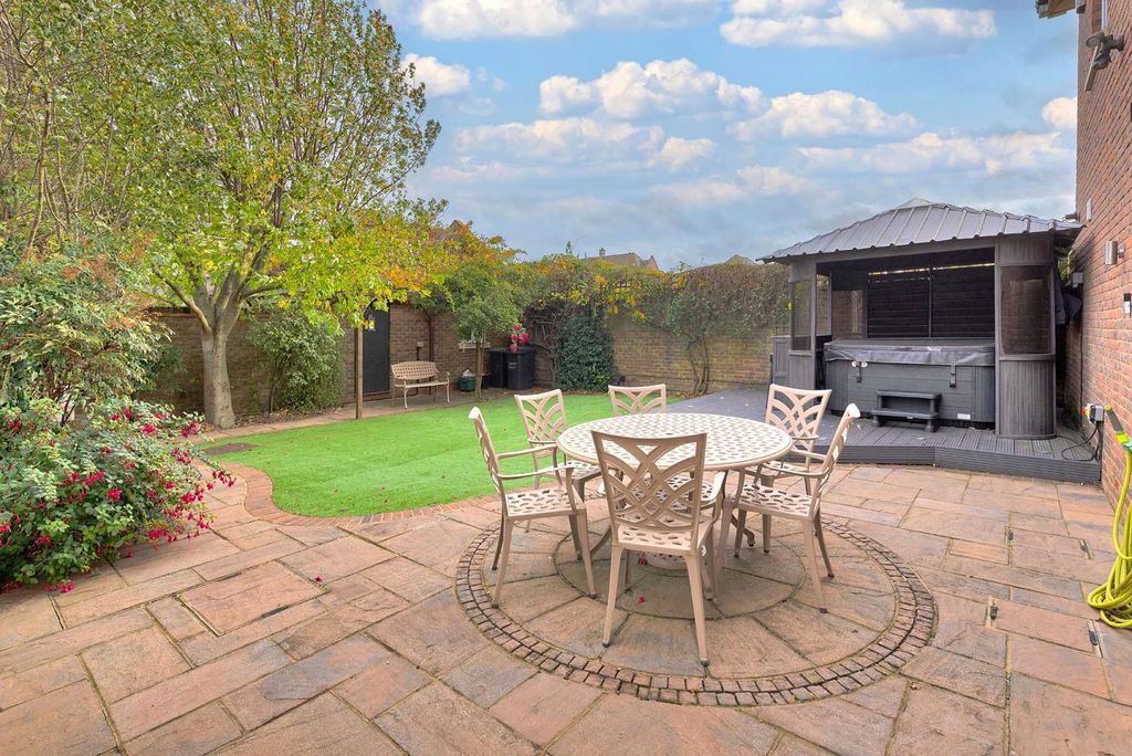 Property photo 2 of 19 Garden