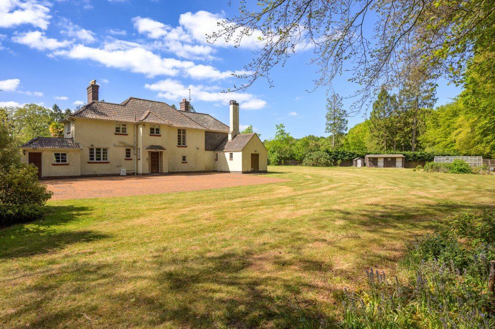Property photo 2 of 11 Larchwood