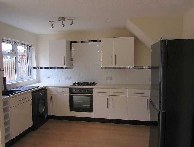 Property photo 2 of 7 Kitchen