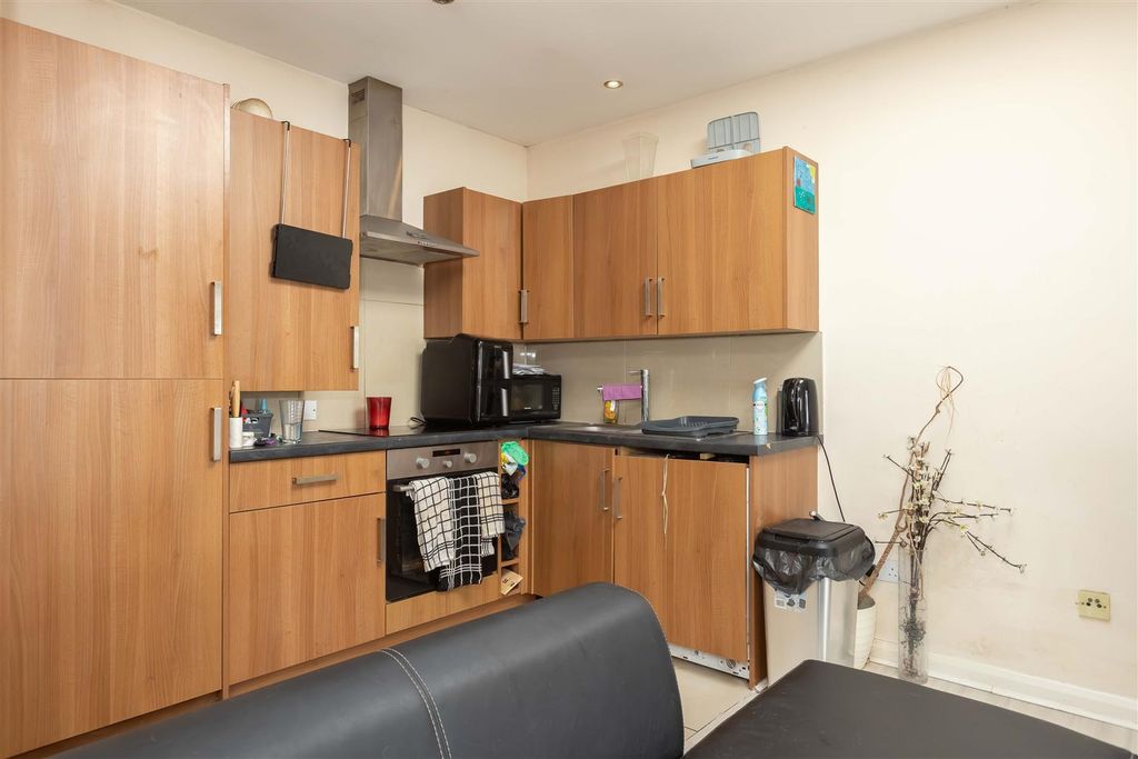 Property photo 3 of 7 Becket Rd_5.Jpg