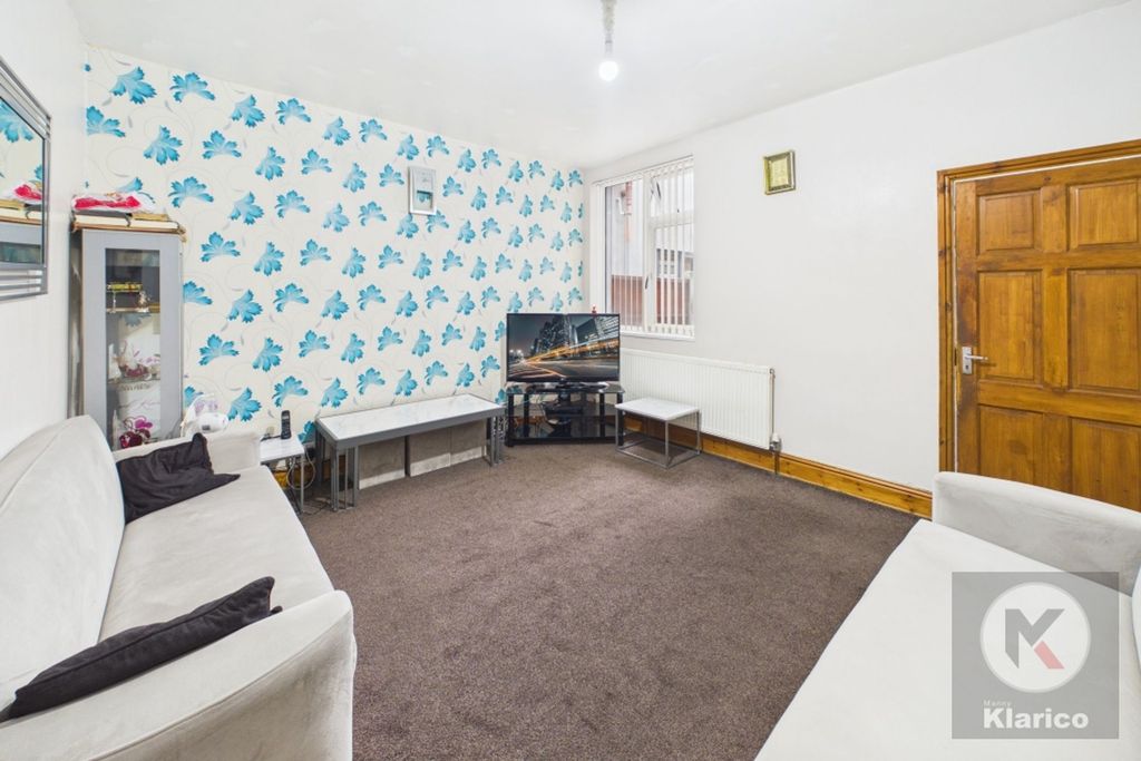 Property photo 3 of 14 Living