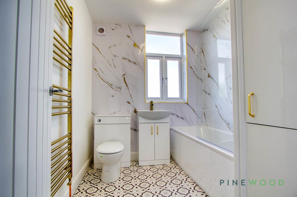 Property photo 2 of 21 Bathroom