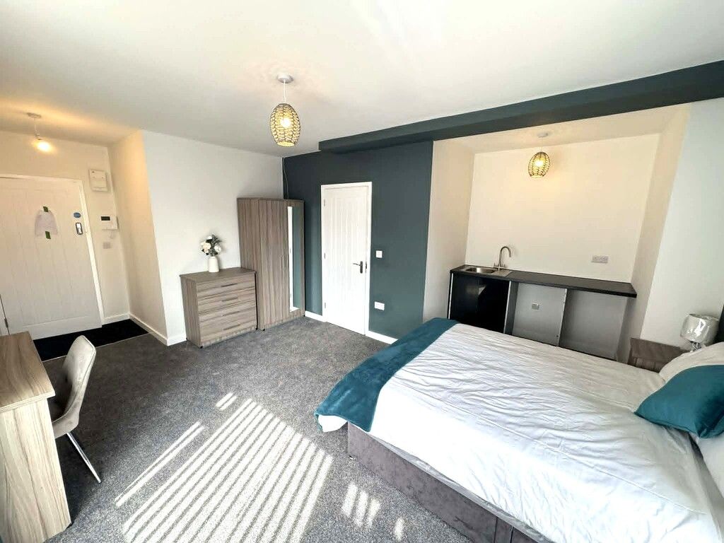 Property photo 2 of 17 Room 6