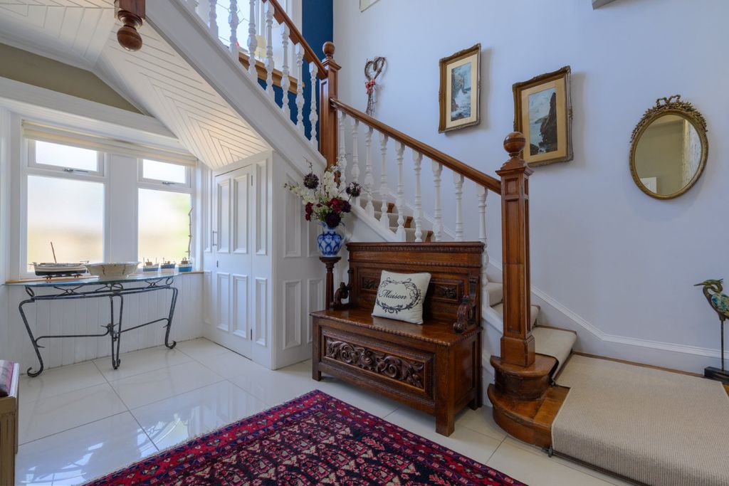 Property photo 3 of 29 Entrance Hall