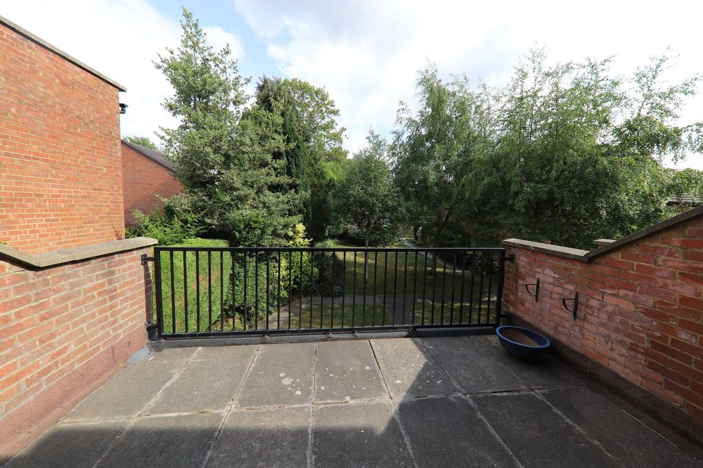 Property photo 2 of 11 Balcony