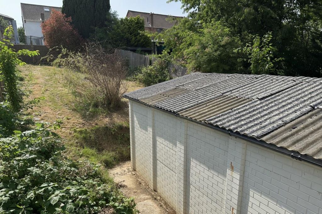 Property photo 3 of 6 Garage And Garden